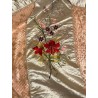Colcha bordada a mano en seda rosa con motivos florales y pareja dieciochesca, trabajo filipino 1900
