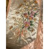 Colcha bordada a mano en seda rosa con motivos florales y pareja dieciochesca, trabajo filipino 1900