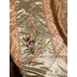 Colcha bordada a mano en seda rosa con motivos florales y pareja dieciochesca, trabajo filipino 1900