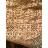 Colcha bordada a mano en seda rosa con motivos florales y pareja dieciochesca, trabajo filipino 1900