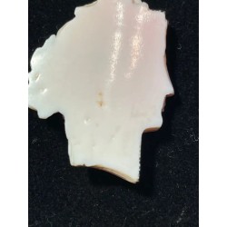 Cabeza tallada en coral con detalles intrincados