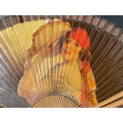 Antiguo abanico de madera pintado a mano con imagen vintage