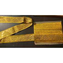Espectacular entredo de seda bordado en oro, 975 cm x 7 cm con etiqueta de época