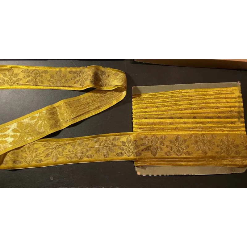 Espectacular entredo de seda bordado en oro, 975 cm x 7 cm con etiqueta de época Espectacular entredo de seda bordado en oro, 975 cm x 7 cm con etiqueta de época