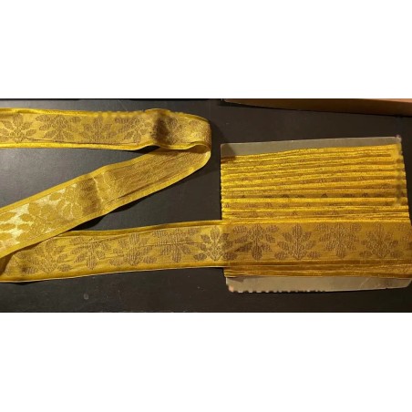 Espectacular entredo de seda bordado en oro, 975 cm x 7 cm con etiqueta de época