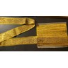 Espectacular entredo de seda bordado en oro, 975 cm x 7 cm con etiqueta de época