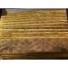 Espectacular entredo de seda bordado en oro, 975 cm x 7 cm con etiqueta de época