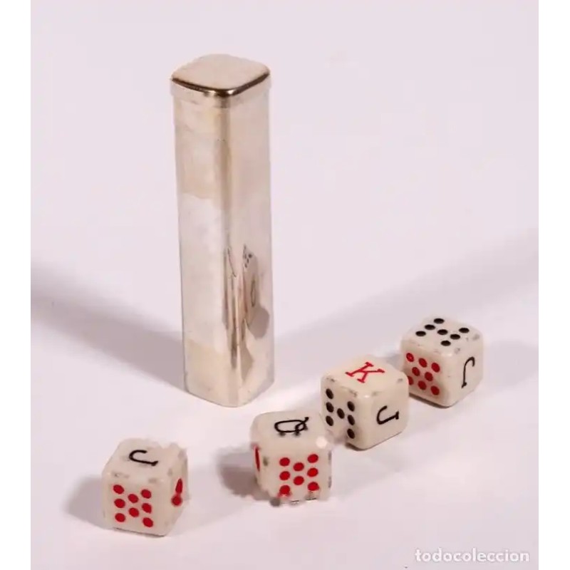 Caja de juego para dados en plata punzonada - 8.5 x 2 cm Caja de juego para dados en plata punzonada - 8.5 x 2 cm