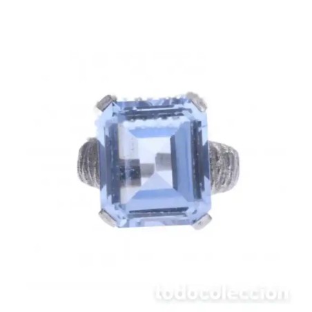 Sortija de oro blanco de 18 kts con piedra cristal azul octogonal