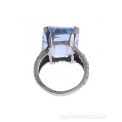 Sortija de oro blanco de 18 kts con piedra cristal azul octogonal