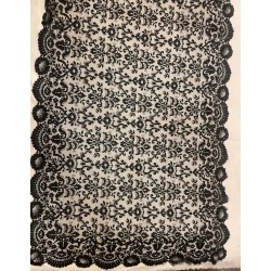 Mantilla de blonda granadina antigua con bordado floral detallado