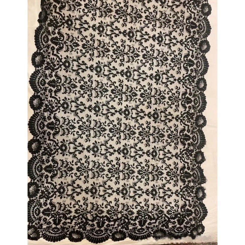 Mantilla de blonda granadina antigua con bordado floral detallado Mantilla de blonda granadina antigua con bordado floral detallado