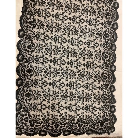 Mantilla de blonda granadina antigua con bordado floral detallado