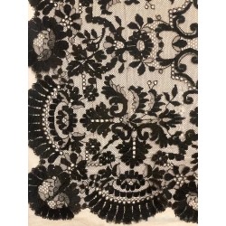 Mantilla de blonda granadina antigua con bordado floral detallado