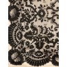 Mantilla de blonda granadina antigua con bordado floral detallado