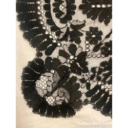 Mantilla de blonda granadina antigua con bordado floral detallado