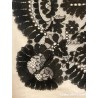 Mantilla de blonda granadina antigua con bordado floral detallado