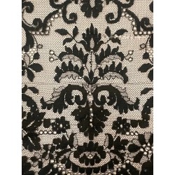 Mantilla de blonda granadina antigua con bordado floral detallado