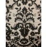 Mantilla de blonda granadina antigua con bordado floral detallado