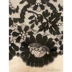 Mantilla de blonda granadina antigua con bordado floral detallado