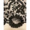 Mantilla de blonda granadina antigua con bordado floral detallado