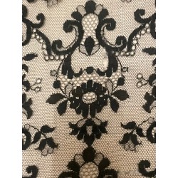 Mantilla de blonda granadina antigua con bordado floral detallado
