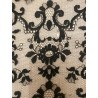 Mantilla de blonda granadina antigua con bordado floral detallado