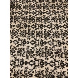 Mantilla de blonda granadina antigua con bordado floral detallado