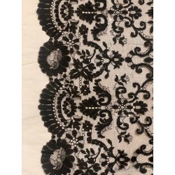 Mantilla de blonda granadina antigua con bordado floral detallado