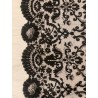 Mantilla de blonda granadina antigua con bordado floral detallado