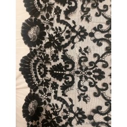Mantilla de blonda granadina antigua con bordado floral detallado