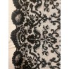 Mantilla de blonda granadina antigua con bordado floral detallado
