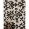 Mantilla de blonda granadina antigua con bordado floral detallado