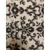 Mantilla de blonda granadina antigua con bordado floral detallado