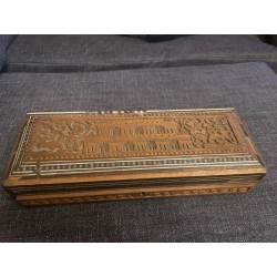 Bonita caja anglo-india tallada en madera