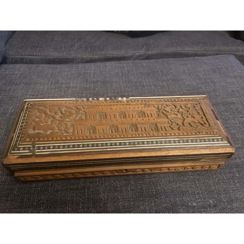 Bonita caja anglo-india tallada en madera Bonita caja anglo-india tallada en madera