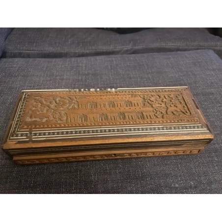 Bonita caja anglo-india tallada en madera