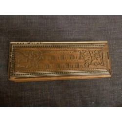 Bonita caja anglo-india tallada en madera