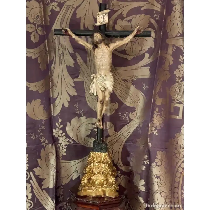 Talla de Cristo Crucificado en madera Talla de Cristo Crucificado en madera
