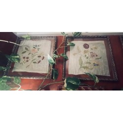Pareja de Bordados Antiguos Enmarcados - Textiles Florales Vintage Doble Cristal