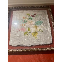 Pareja de Bordados Antiguos Enmarcados - Textiles Florales Vintage Doble Cristal