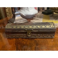 Caja de madera decorada con metal y detalles artesanales