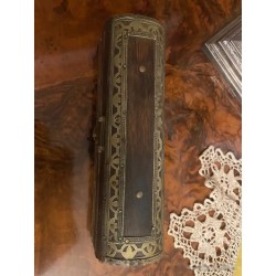 Caja de madera decorada con metal y detalles artesanales