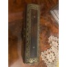 Caja de madera decorada con metal y detalles artesanales