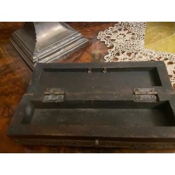 Caja de madera decorada con metal y detalles artesanales