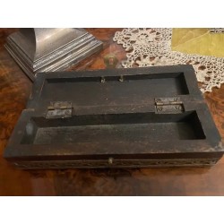Caja de madera decorada con metal y detalles artesanales