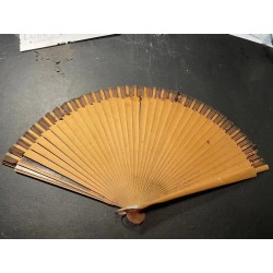 Antiguo abanico de madera pintado a mano con imagen vintage