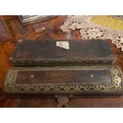 Caja de madera decorada con metal y detalles artesanales