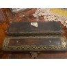 Caja de madera decorada con metal y detalles artesanales