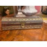Caja de madera decorada con metal y detalles artesanales